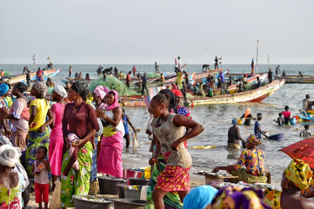 Vissersdorp in Kololi, Gambia het Tanji Fishing Village