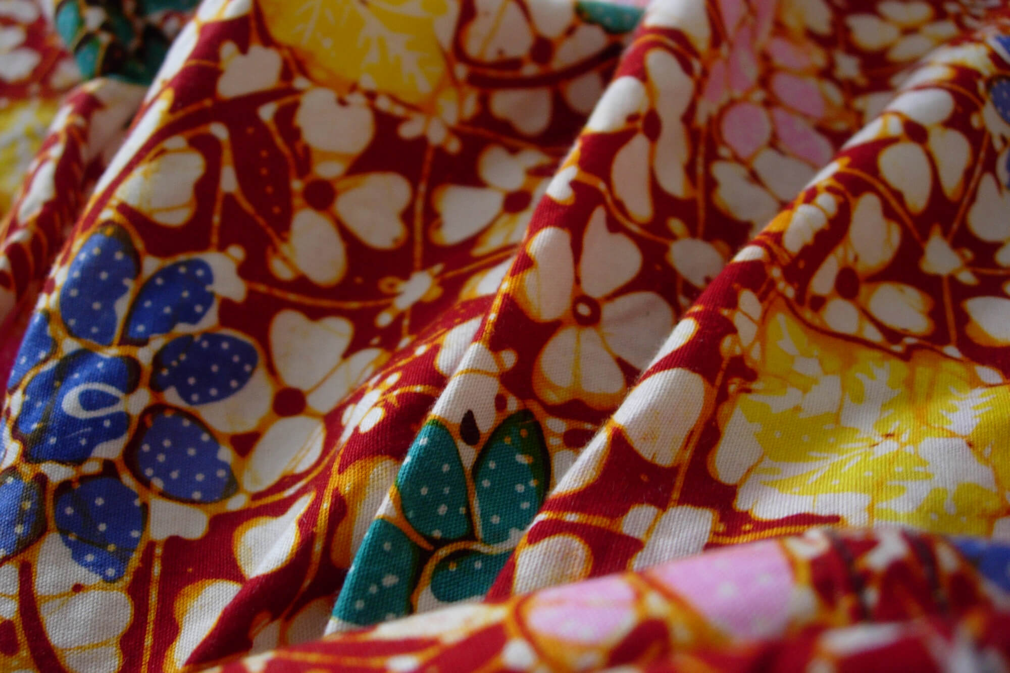Kleurrijke batik stof, Serekunda Gambia