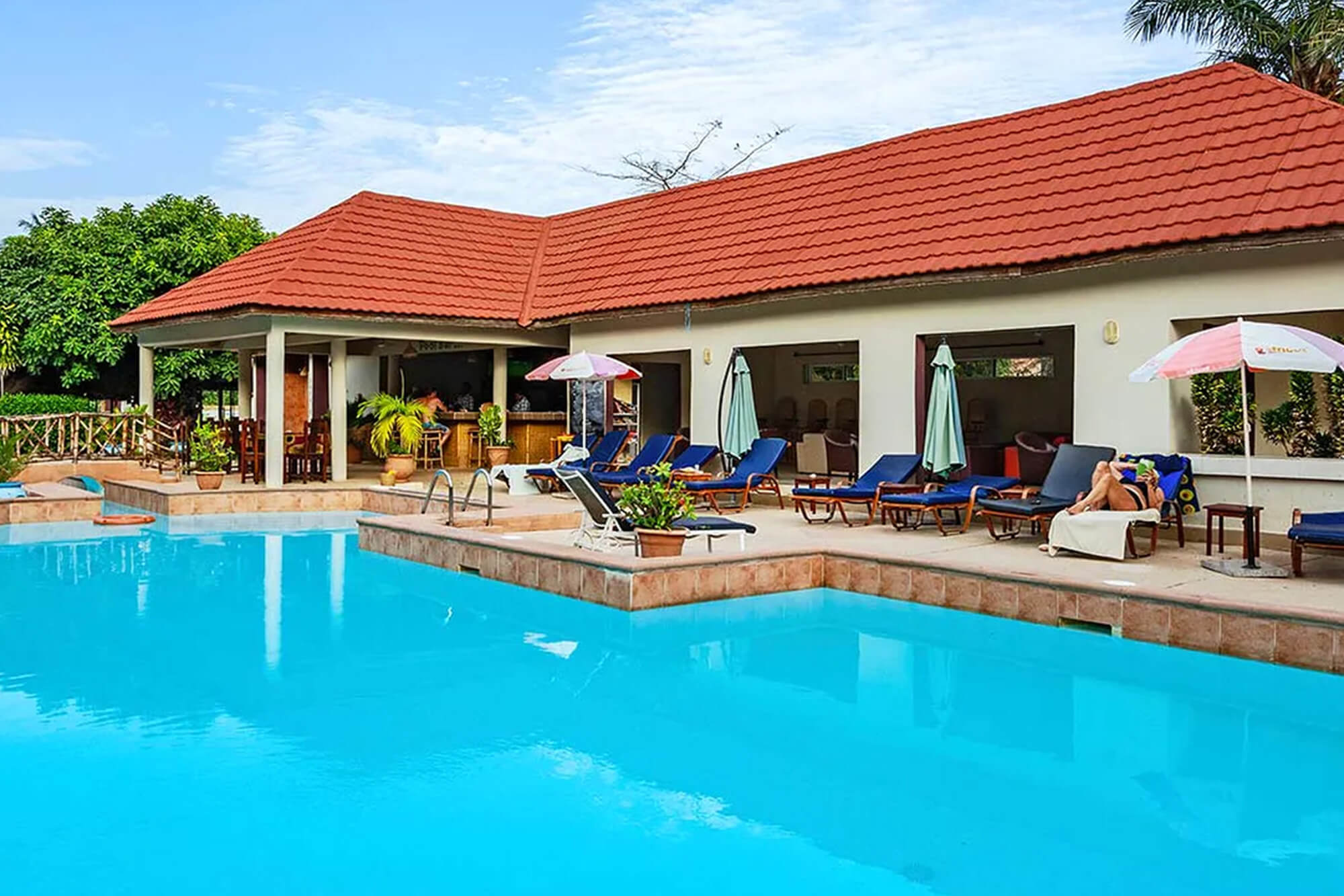 Ligbedden aan het zwembad, Bamboo Garden hotel, Gambia