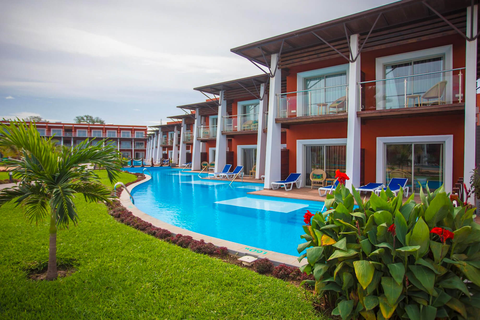 Zwembad en kamers van het African Princess Beach Hotel in Gambia