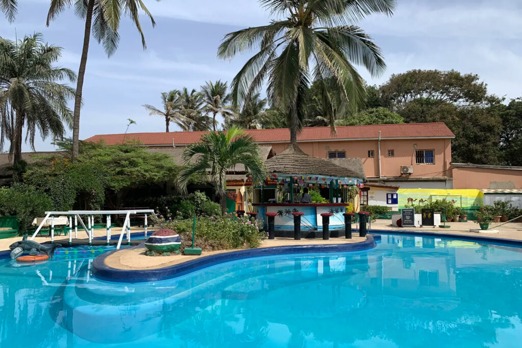 Zwembad en poolbar van het African Village resort in Cape Point, Gambia