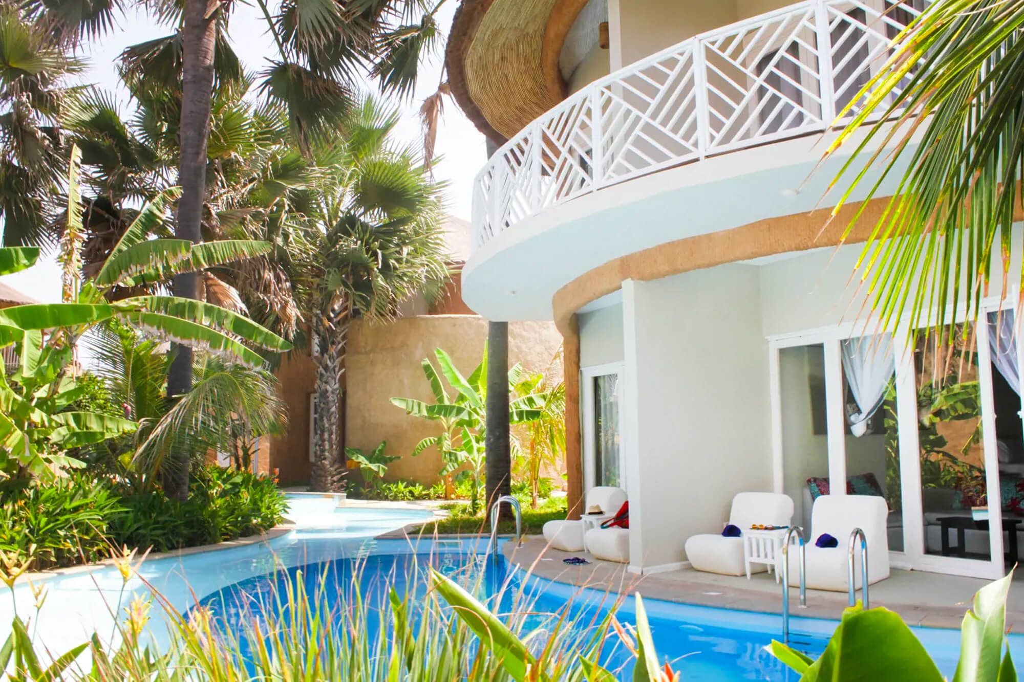 Hotelkamer en zwembad van het Balafon resort in Gambia, Kololi