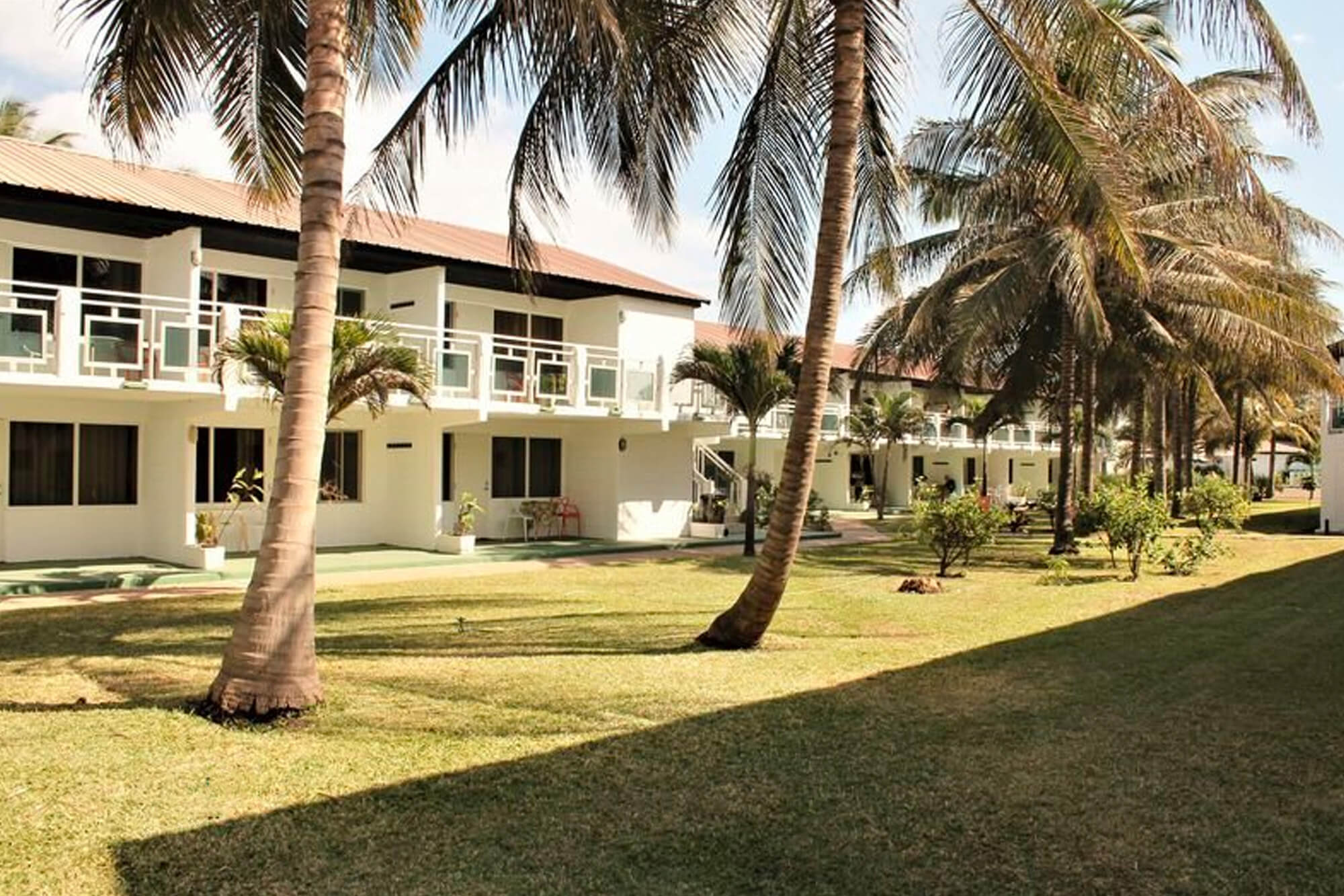 Tuin van het Bungalow Beach hotel en resort in Kotu, Gambia