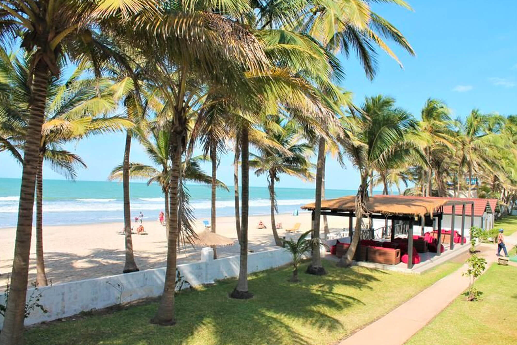 Strand en beachbar van het Bungalow Beach hotel en resort in Kotu, Gambia