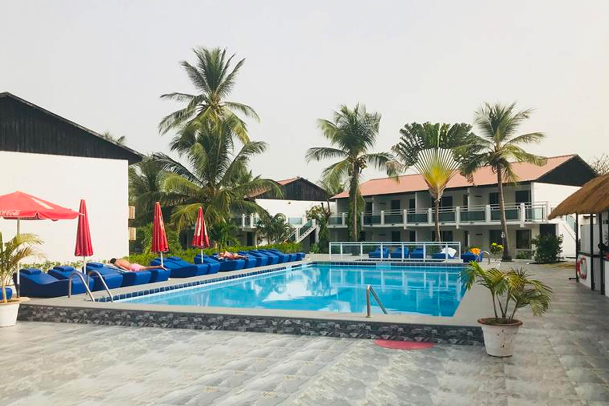 Zwembad en terras van het Bungalow Beach hotel en resort in Kotu, Gambia