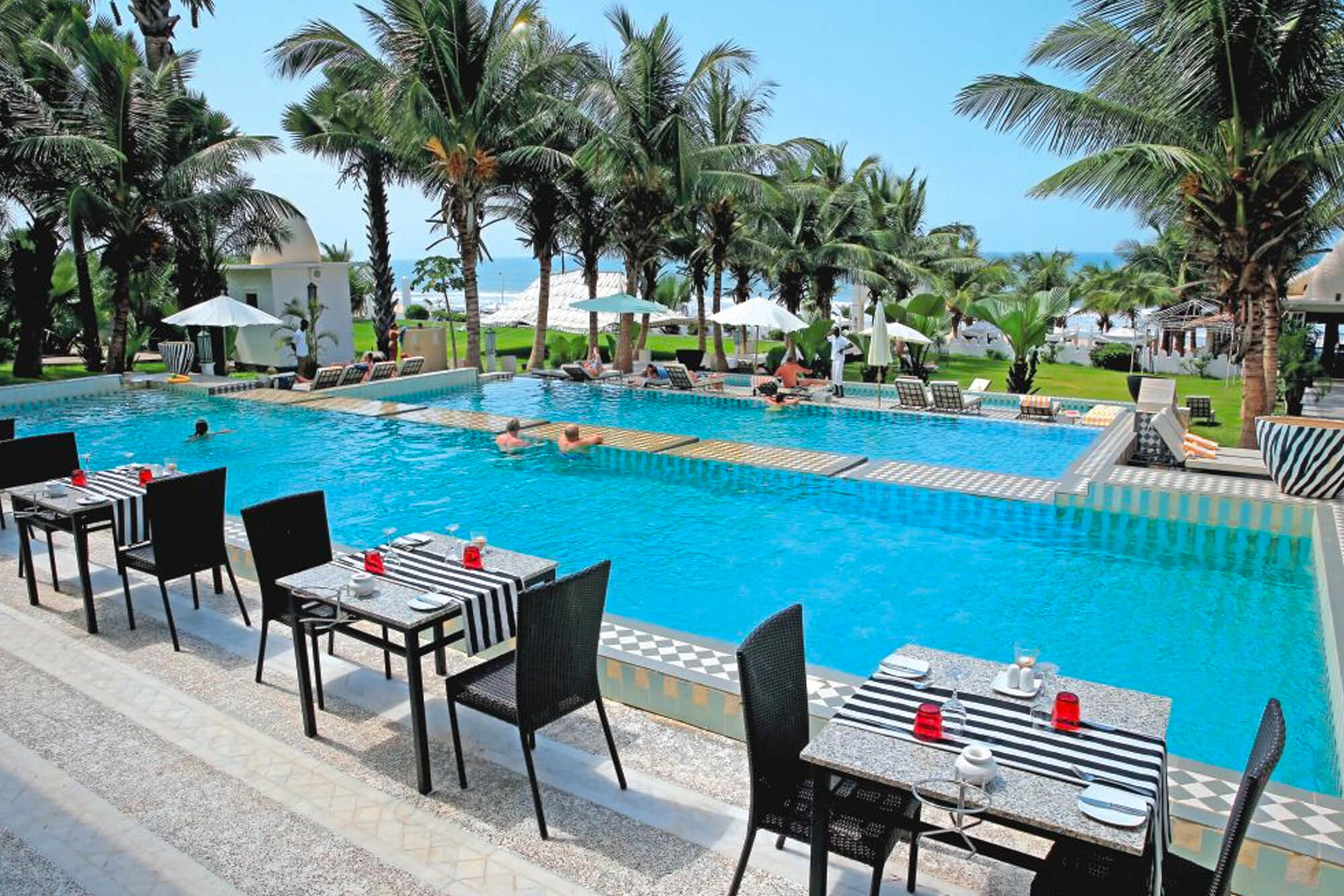 Terras en zwembad van het Coco Ocean Resort en Spa hotel in Gambia
