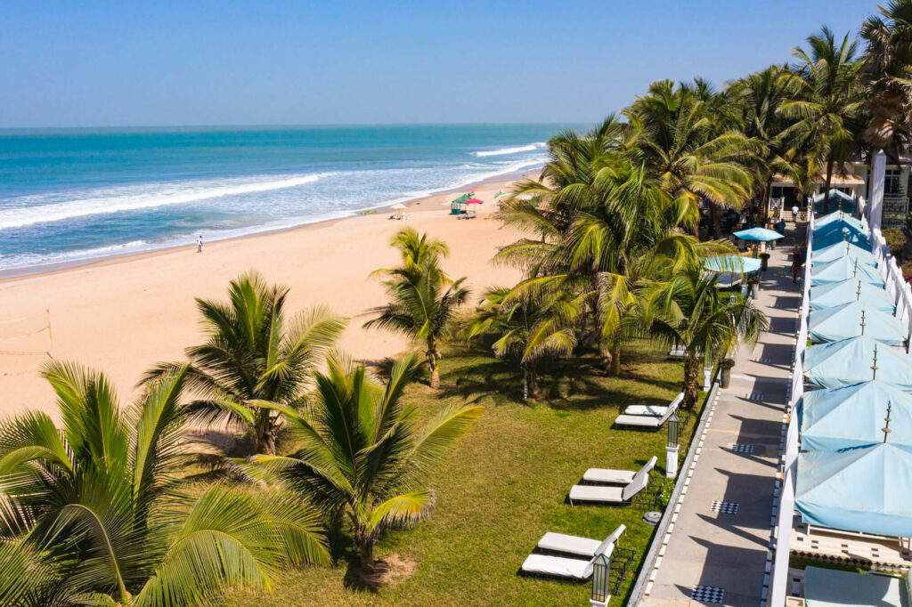 Klimaat Gambia, zeewatertemperatuur, strand van het Coco Ocean resort in Bijilo