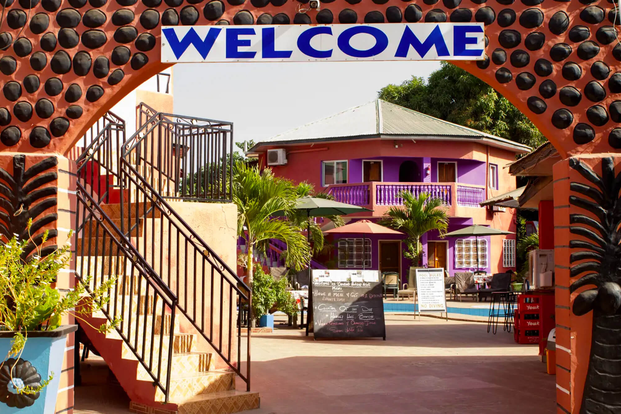 De entree van het Het Baobab Holiday Resort hotel in Gambia, Bijilo