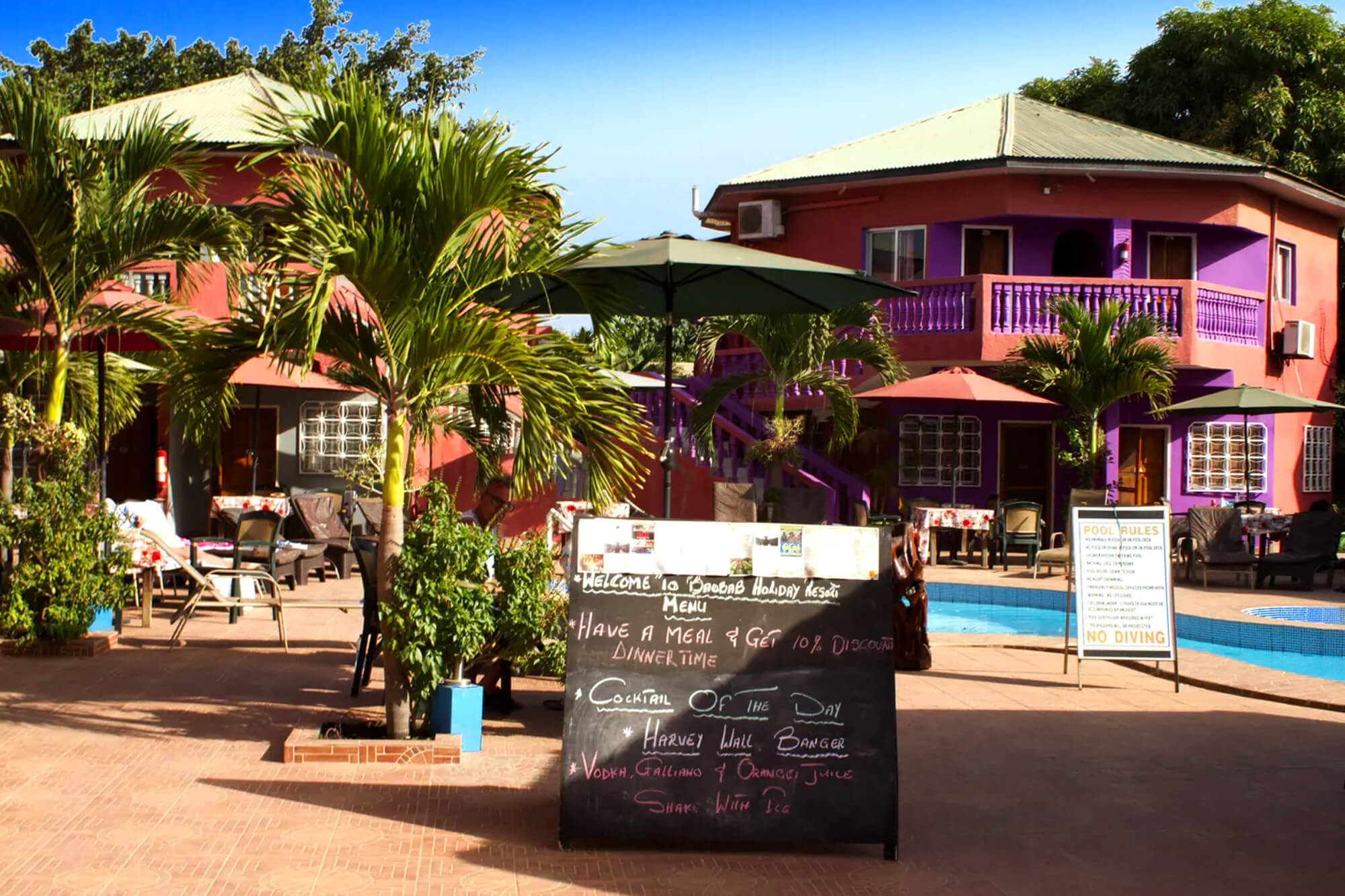 Zwembad en terras van het Het Baobab Holiday Resort hotel in Gambia, Bijilo