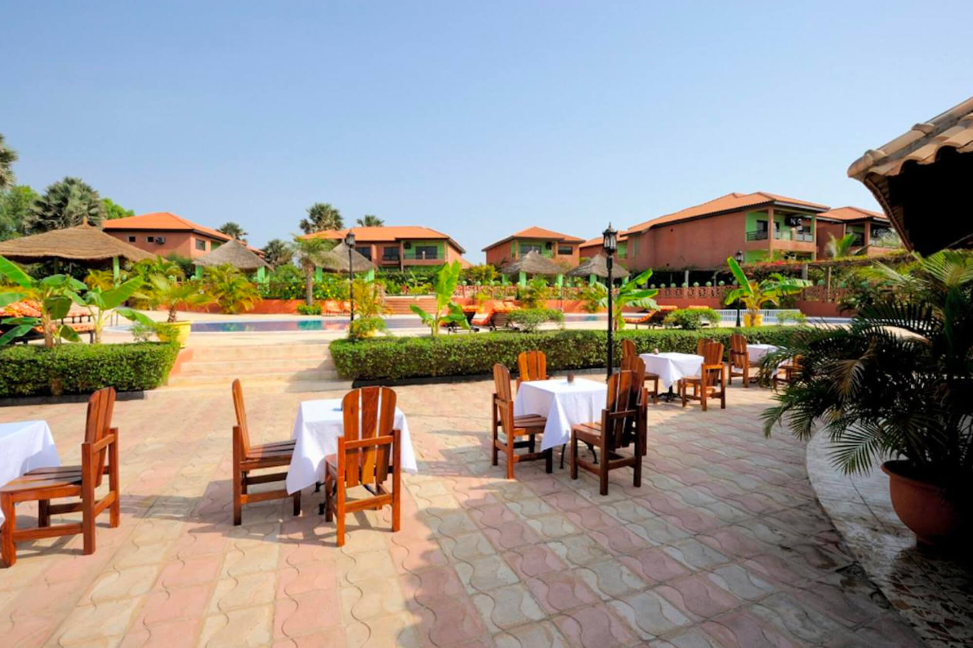 Restaurant en terras van het Seafront Residences resort in Gambia