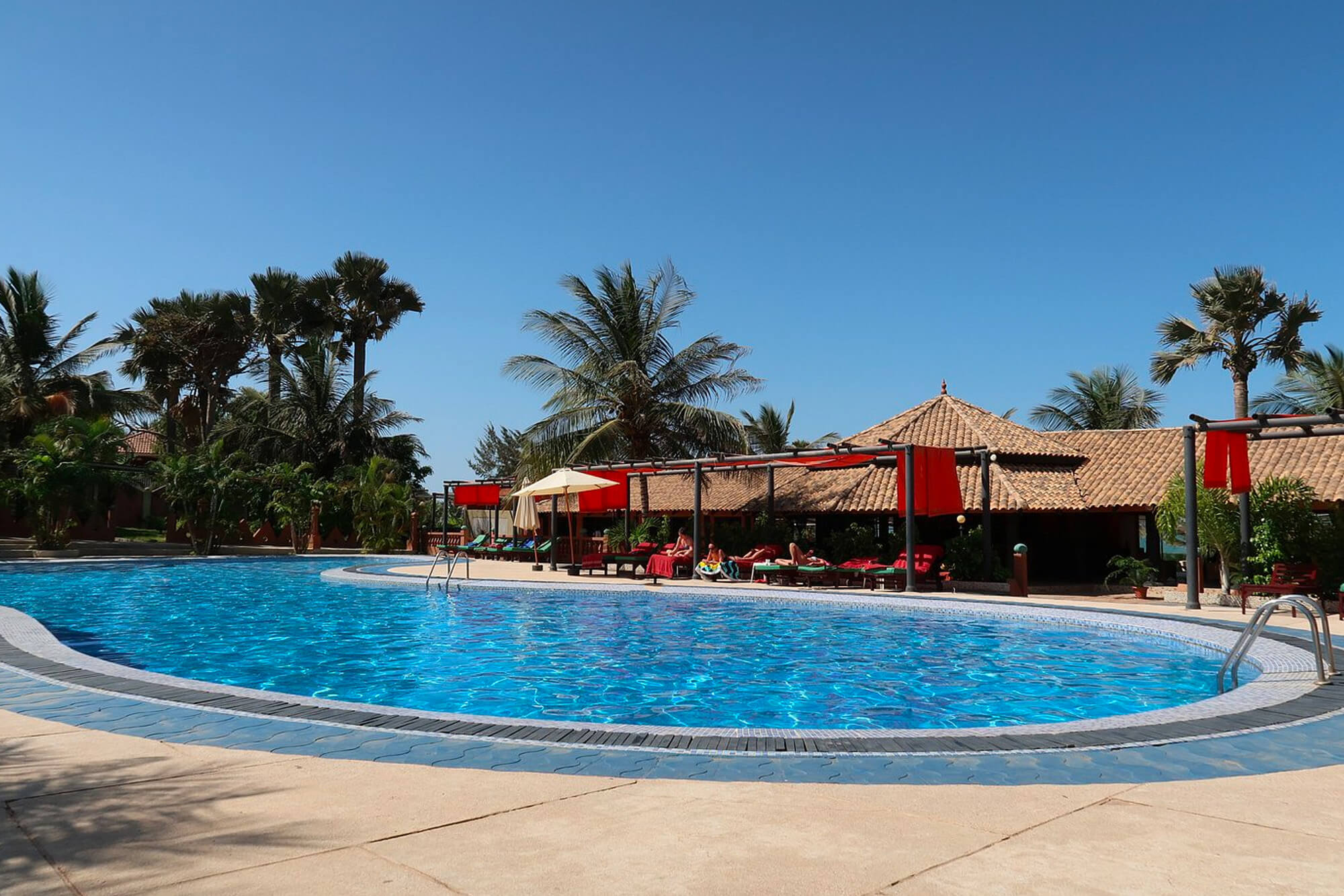 Zwembad van het Seafront Residences resort in Gambia