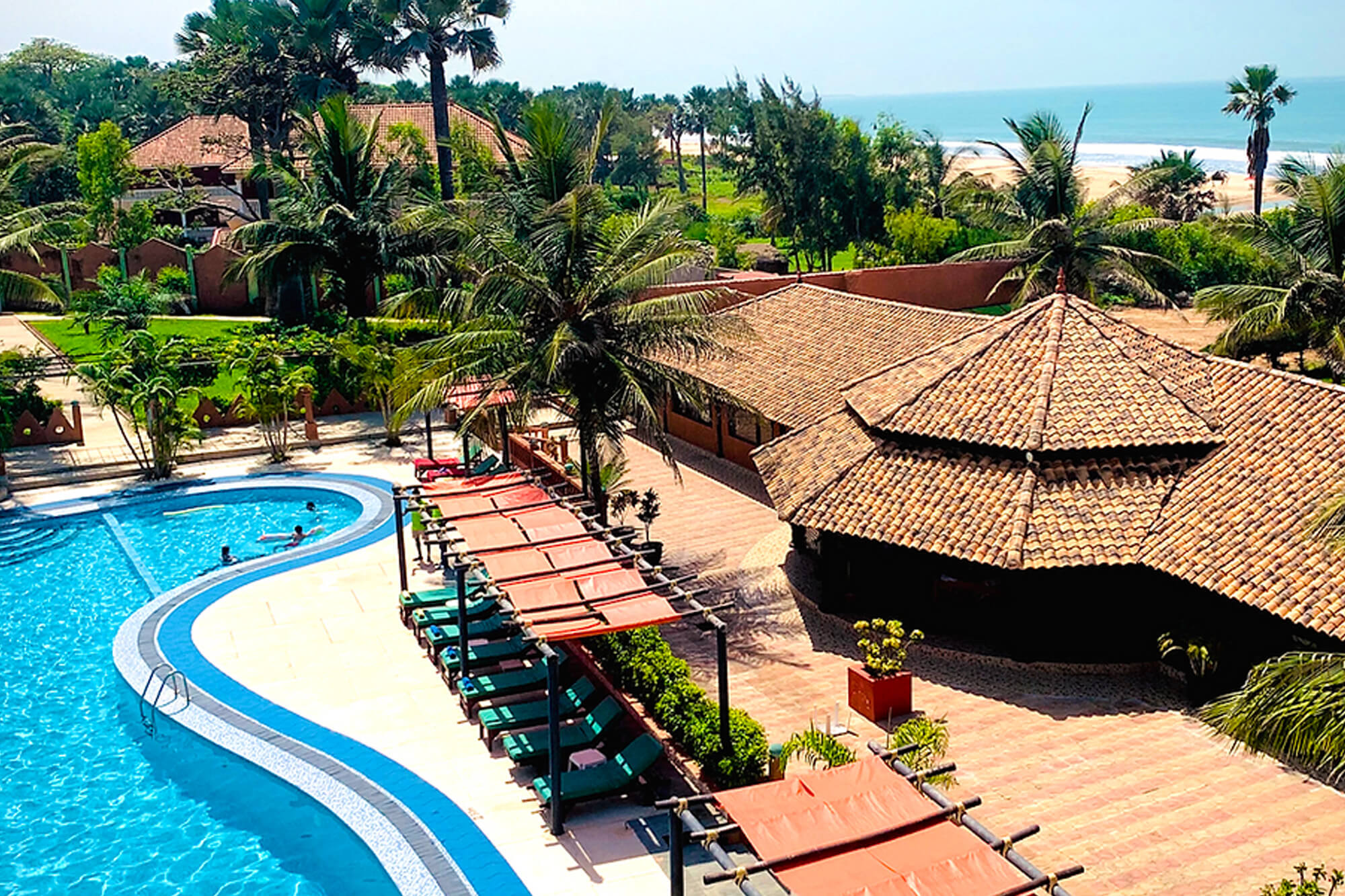 Strand en zwembad van het Seafront Residences resort in Gambia