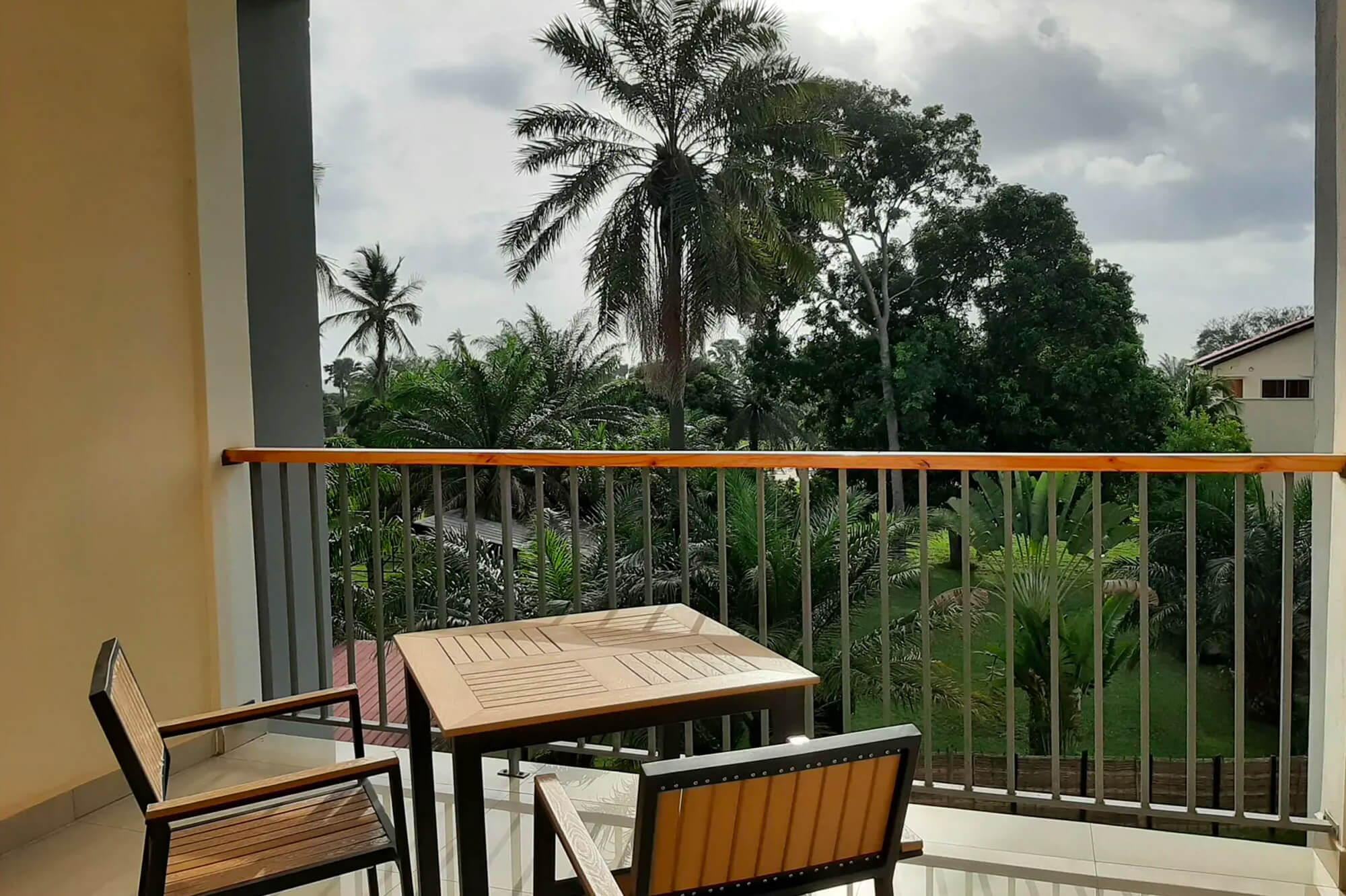 Kamer met balkon bij het Kololi Beach hotel en resort in Gambia