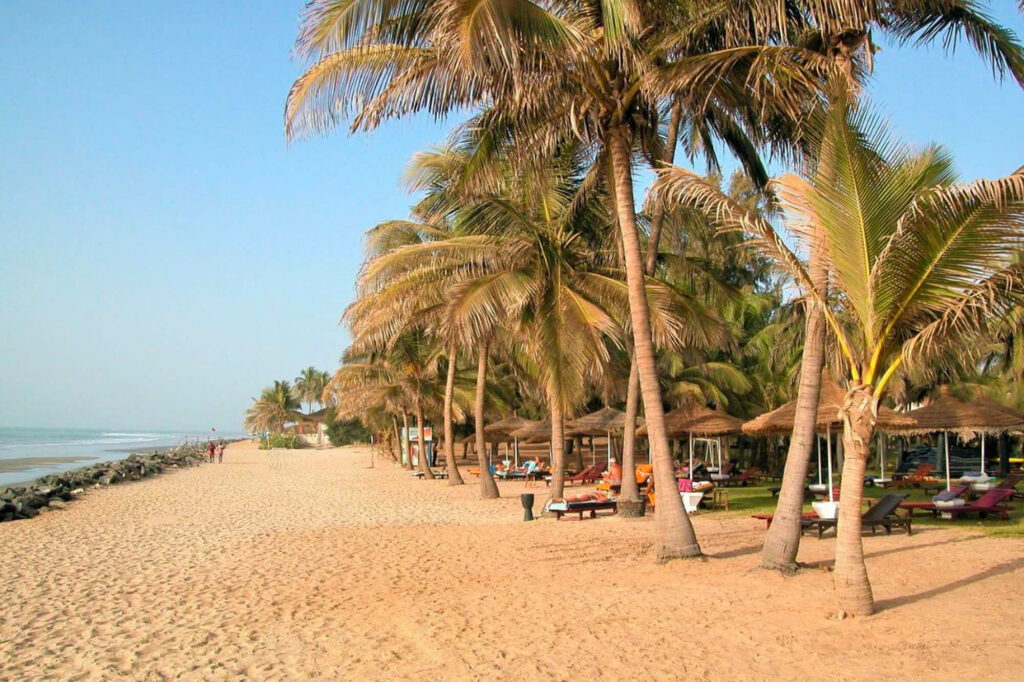 Strand bij het Kololi Beach Hotel en resort in Gambia