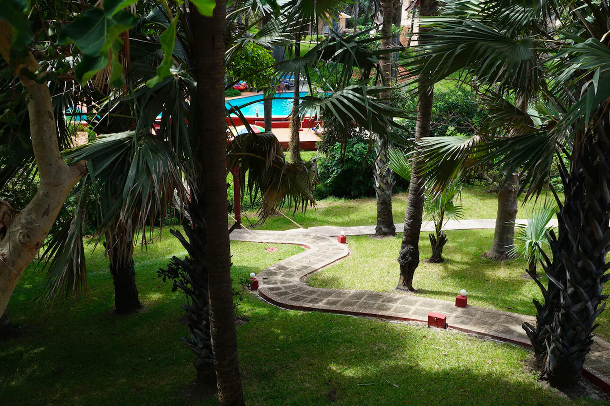 Tropische tuin van het Lemon Creek hotel en resort in Gambia