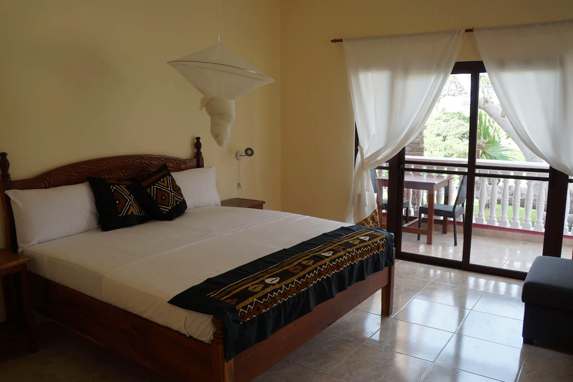 Hotelkamer met balkon bij het Lemon Creek hotel en resort in Gambia