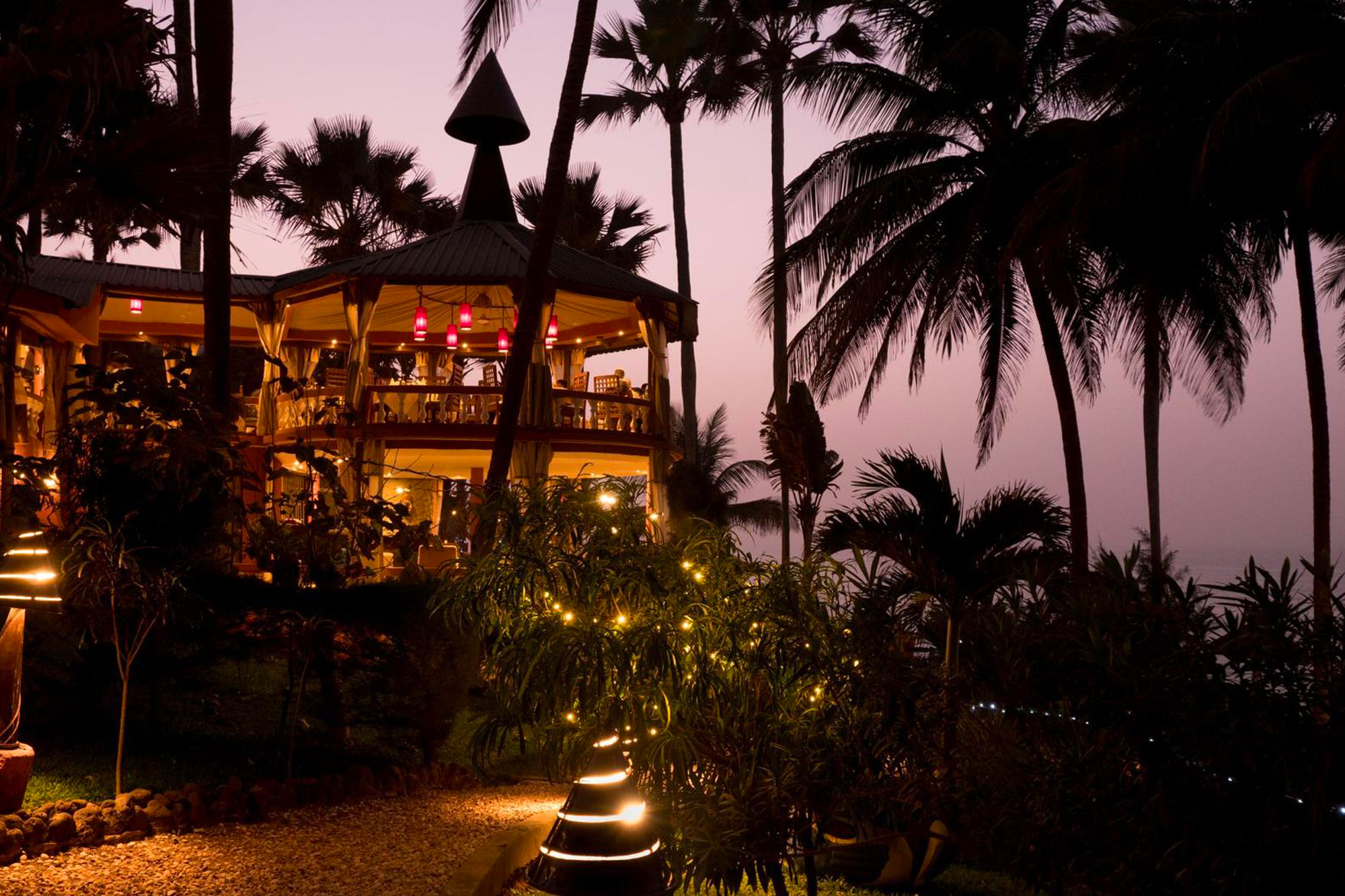 Restaurant van het Ngala Lodge in Bakau, Gambia in de avond