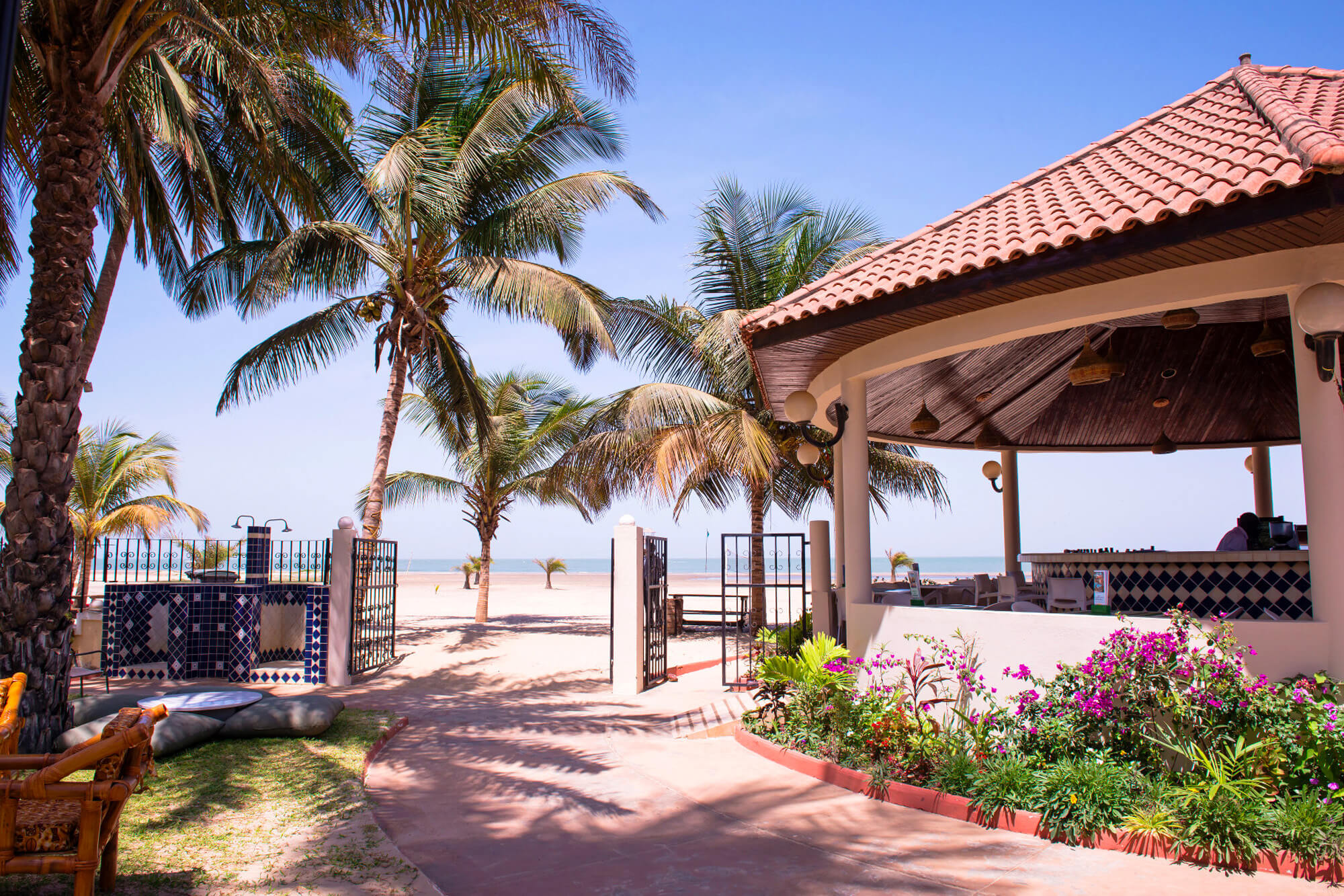 Beachbar en strand van het Ocean Bay resort en hotel in Gambia