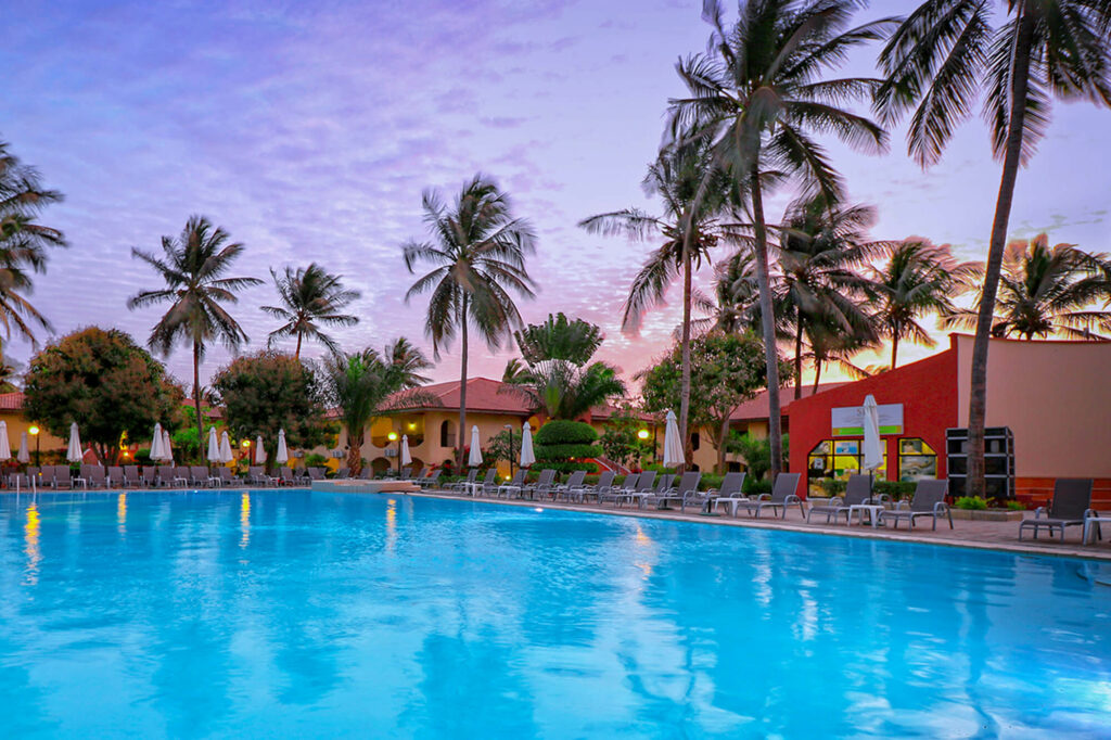 Zwembad van het Ocean Bay resort en hotel in Gambia