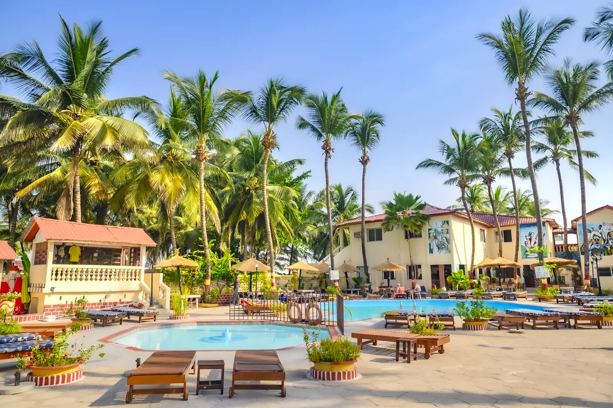 Zwembad van het Palm Beach resort hotel in Gambia, Kotu