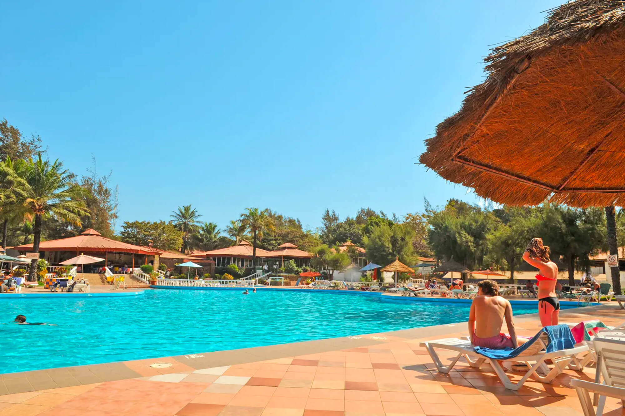 Zwembad en zonneterras van het Palma Rima hotel en resort in Gambia, Kololi
