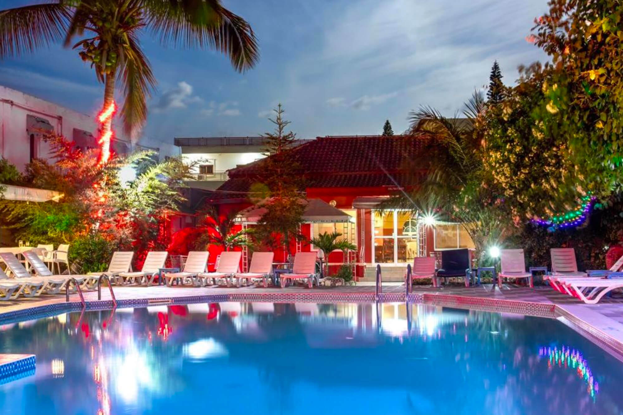 Zwembad van het Seaview Gardens hotel en resort in Gambia, Kololi in de avond