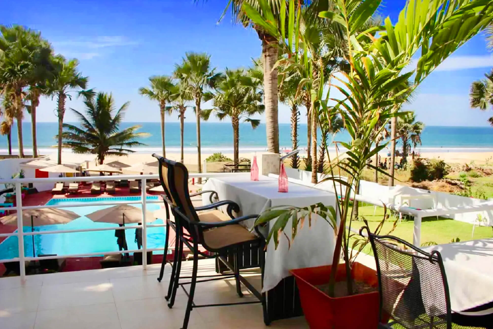 Ontbijt op het terras bij het Swiss Boutique Hotel in Bijilo, Gambia