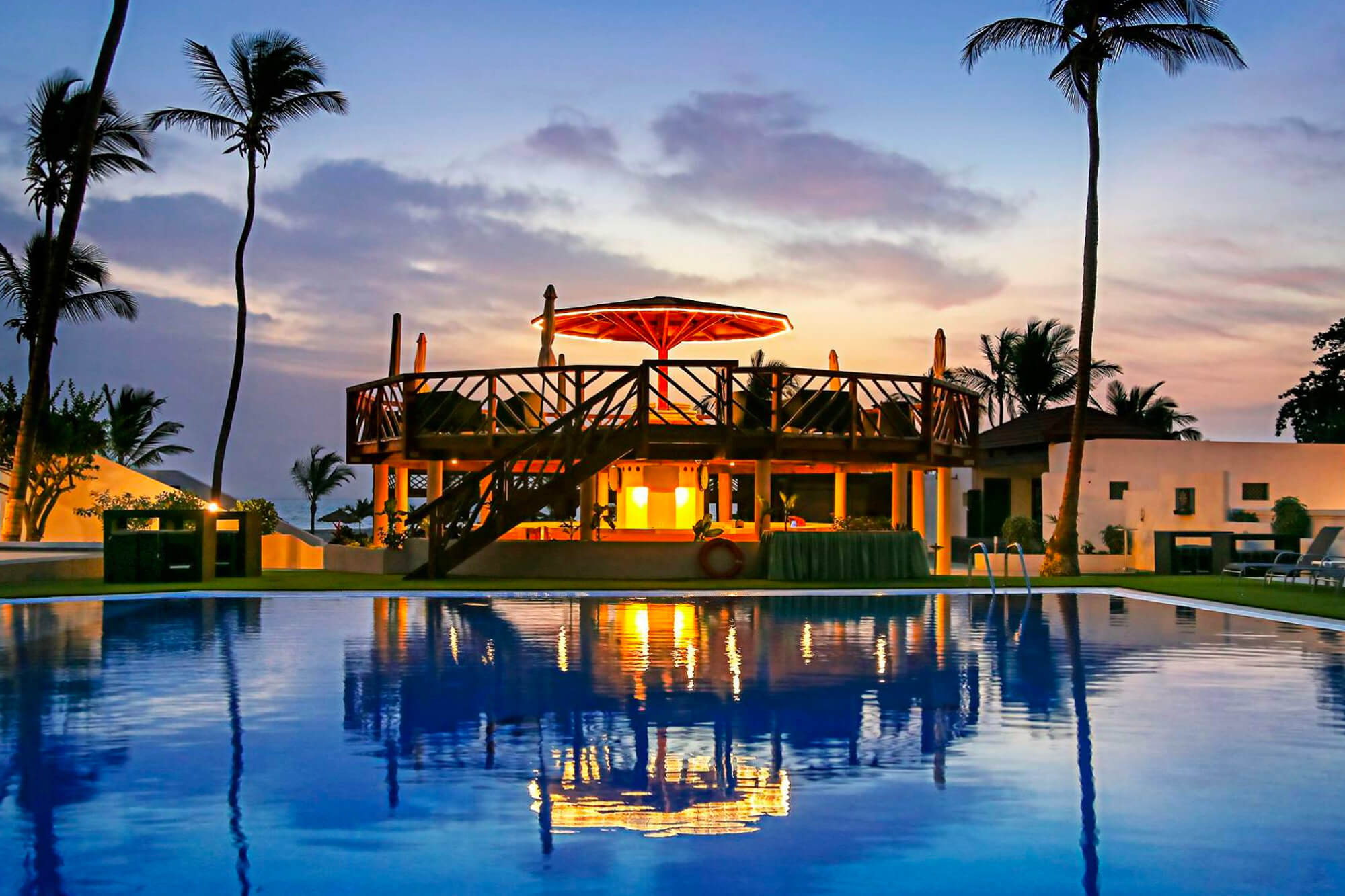 Bar aan het zwembad van het Sun beach hotel en resort in Gambia