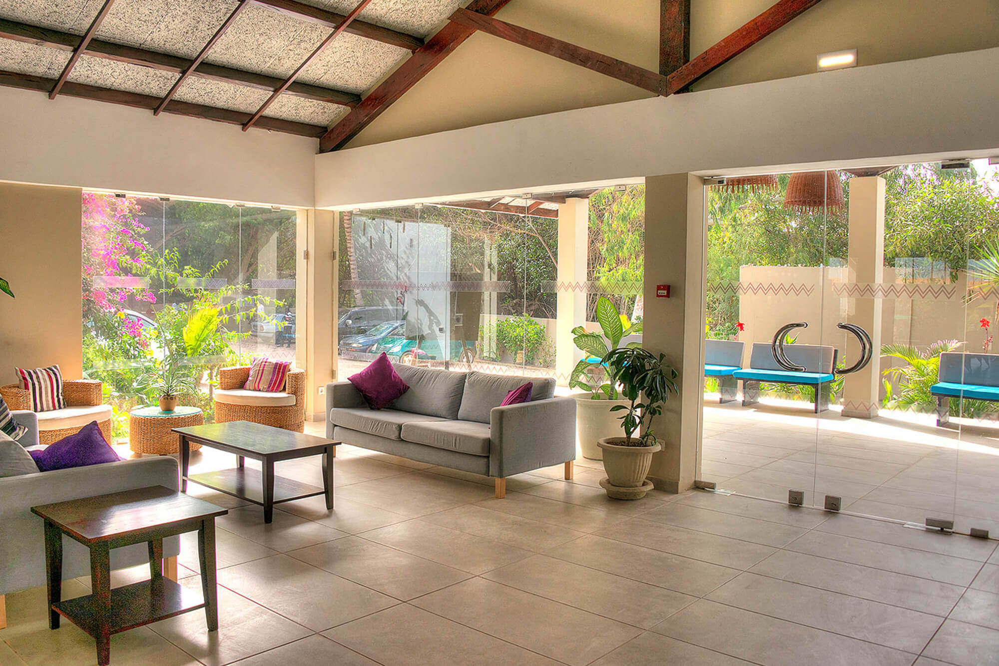 De lounge en lobby van het Sunset Beach Hotel in Gambia, Kotu