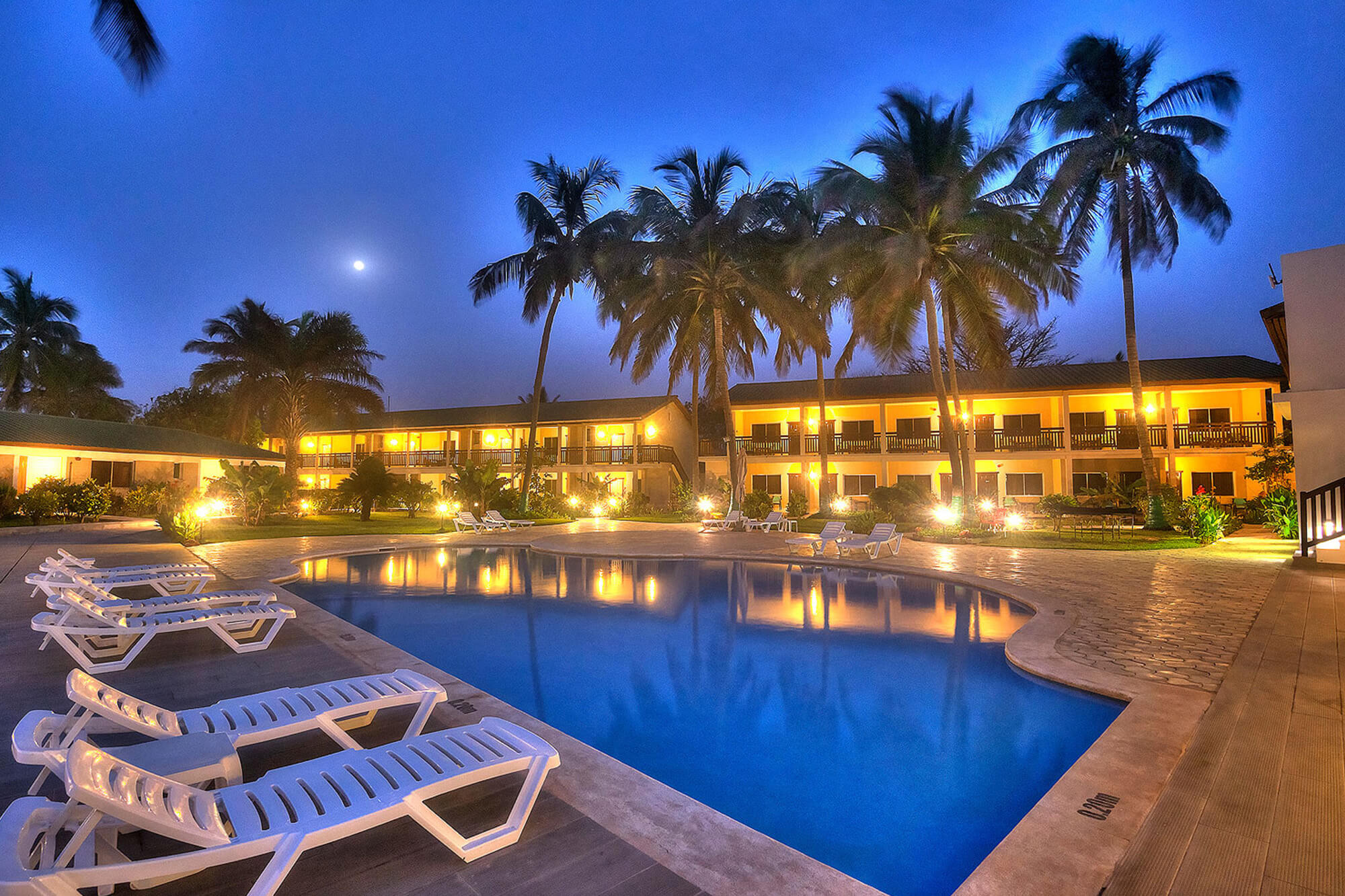 Zwembad van het Sunset Beach hotel in de avond, Gambia
