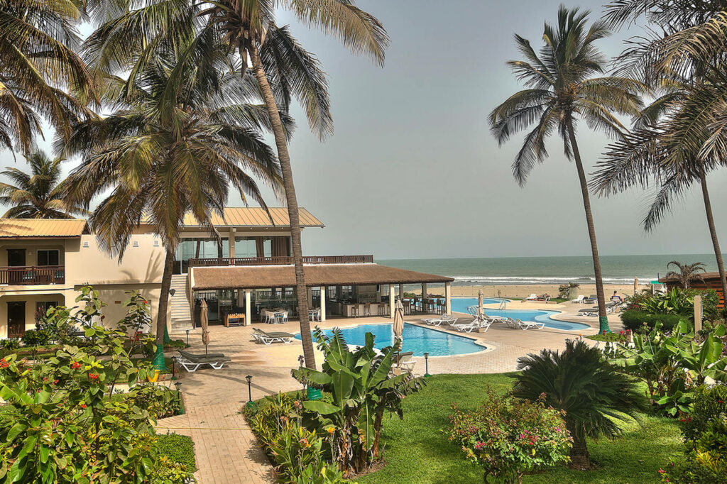 Zwembad en strand in Kotu, Sunset Beach hotel Gambia