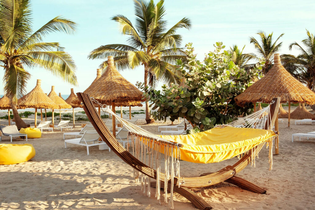 Hangmat op het strand, nabij het Tamala Beach Resort in Gambia