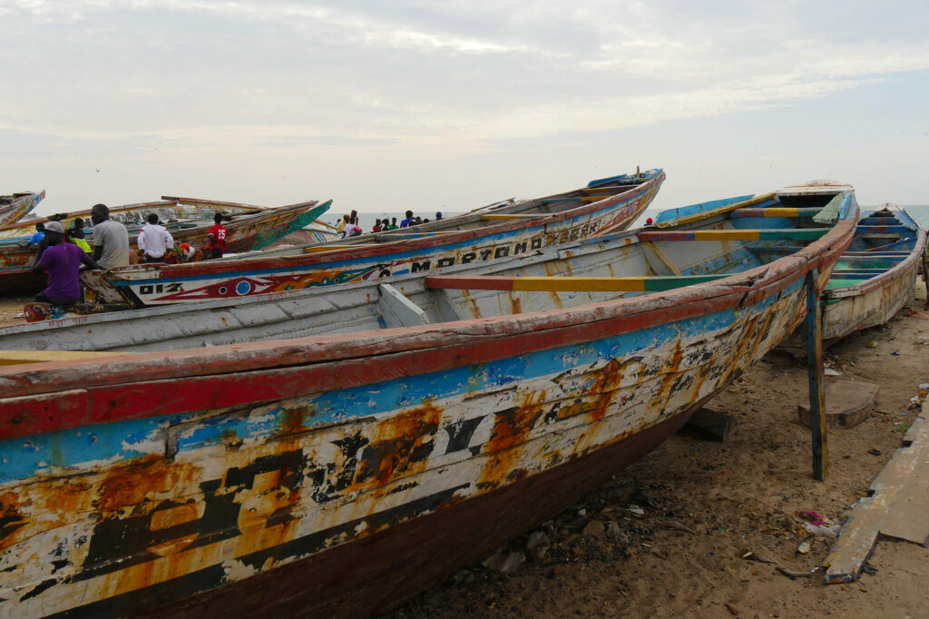 Kleurrijke pirogues vissersboten in Tanji, Gambia